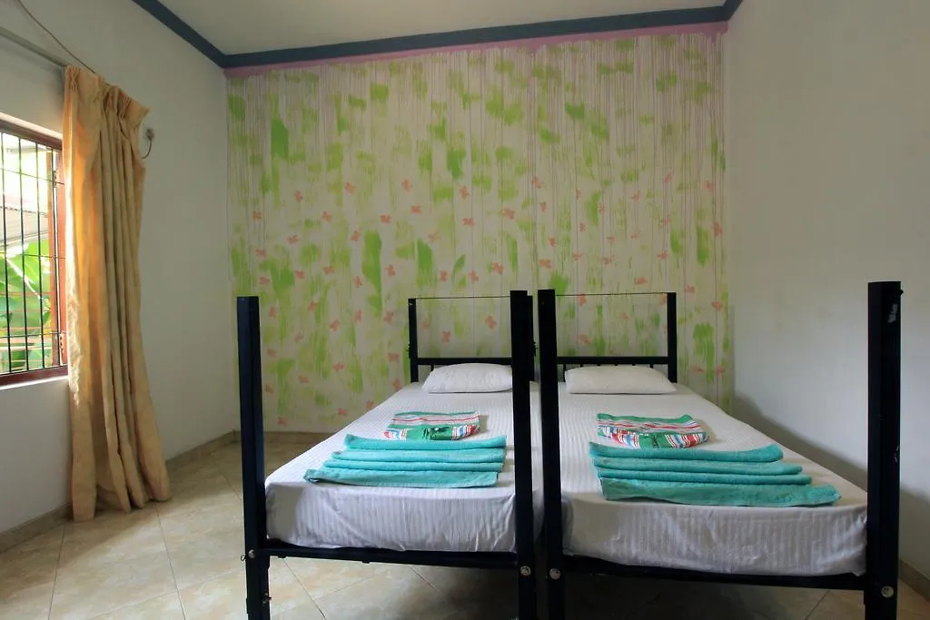 Flipflop Hostel Negombo 3*,